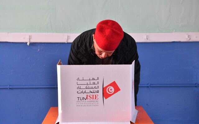 A Tunisian voter casts his ballot at a polling station in Mnihla district outside Tunis on December 17, 2022, during the parliamentary election. (FETHI BELAID / AFP) A Tunisian voter casts his ballot at a polling station in Mnihla district outside Tunis on December 17, 2022, during the parliamentary election. (FETHI BELAID / AFP)
