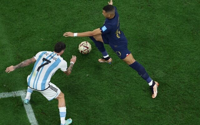 Argentina's midfielder #07 Rodrigo De Paul marks France's forward #10 Kylian Mbappe during the Qatar 2022 World Cup football final match between Argentina and France at Lusail Stadium in Lusail, north of Doha on December 18, 2022. (Giuseppe CACACE / AFP) Argentina's midfielder #07 Rodrigo De Paul marks France's forward #10 Kylian Mbappe during the Qatar 2022 World Cup football final match between Argentina and France at Lusail Stadium in Lusail, north of Doha on December 18, 2022. (Giuseppe CACACE / AFP)