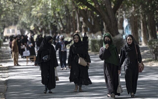 In this file photo taken on October 13, 2022, Afghan female students arrive for entrance exams at Kabul University in Kabul. (Wakil KOHSAR / AFP) In this file photo taken on October 13, 2022, Afghan female students arrive for entrance exams at Kabul University in Kabul. (Wakil KOHSAR / AFP)