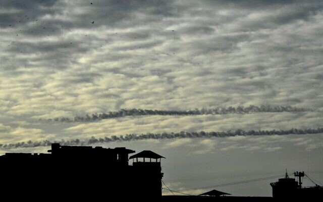 File: Missiles contrails are seen in the sky over Kyiv on December 29, 2022 amid the Russian invasion of Ukraine (Sergei SUPINSKY / AFP) File: Missiles contrails are seen in the sky over Kyiv on December 29, 2022 amid the Russian invasion of Ukraine (Sergei SUPINSKY / AFP)