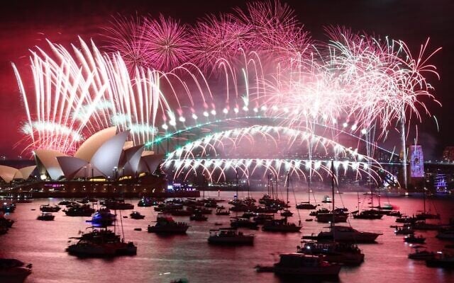 New Year's Eve fireworks light up the sky over the Sydney Opera House (L) and Harbour Bridge during the fireworks display in Sydney on January 1, 2023. (DAVID GRAY / AFP) New Year's Eve fireworks light up the sky over the Sydney Opera House (L) and Harbour Bridge during the fireworks display in Sydney on January 1, 2023. (DAVID GRAY / AFP)