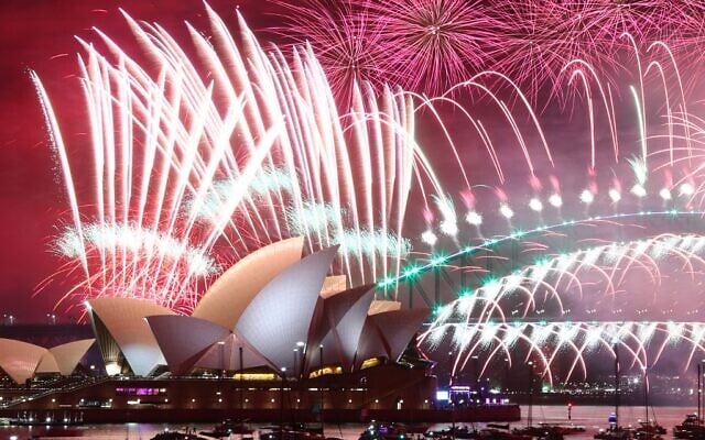 New Year's Eve fireworks light up the sky over the Sydney Opera House (front) and Harbour Bridge during the fireworks display in Sydney on January 1, 2023. (David Gray/AFP) New Year's Eve fireworks light up the sky over the Sydney Opera House (front) and Harbour Bridge during the fireworks display in Sydney on January 1, 2023. (David Gray/AFP)