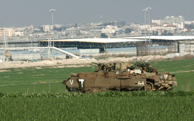 File: An Israeli armored personnel carrier in southern Israel watches over the Karni Crossing into the Gaza Strip, January 5, 2009. (Kobi Gideon / FLASH90) File: An Israeli armored personnel carrier in southern Israel watches over the Karni Crossing into the Gaza Strip, January 5, 2009. (Kobi Gideon / FLASH90)