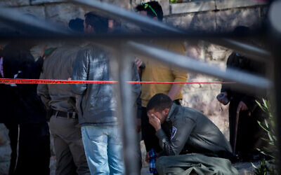 Israeli security forces seen at the scene of a shooting and stabbing attack near Damascus Gate, Jerusalem, February 3, 2016. (Yonatan Sindel/Flash90)