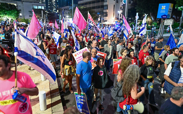 Israelis protest against Likud leader Benjamin Netanyahu at Habima Square in Tel Aviv on October 29, 2022. (Avshalom Sassoni/Flash90) Israelis protest against Likud leader Benjamin Netanyahu at Habima Square in Tel Aviv on October 29, 2022. (Avshalom Sassoni/Flash90)