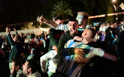 Israeli fans in Ramat Gan watch the 2022 World Cup final match between Argentina and France in Qatar, on December 18, 2022. (Tomer Neuberg/Flash90)