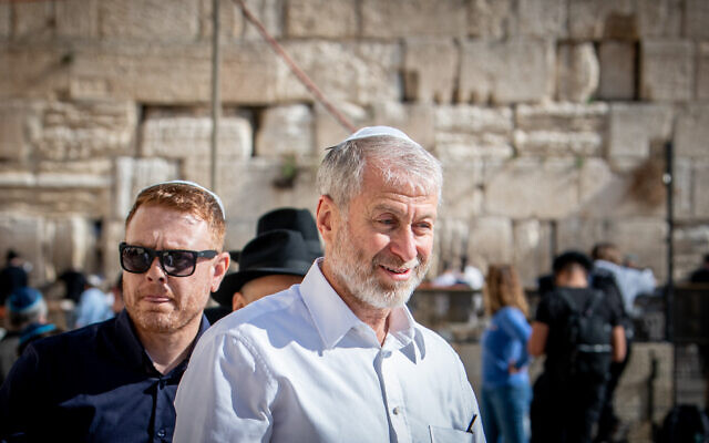 Russian-Israeli oligarch Roman Abramovich at the Western Wall in the Old City of Jerusalem, December 20, 2022. (Arie Leib Abrams/Flash90) Russian-Israeli oligarch Roman Abramovich at the Western Wall in the Old City of Jerusalem, December 20, 2022. (Arie Leib Abrams/Flash90)