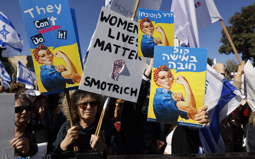 Israelis protest outside the Knesset ahead of a swearing-in ceremony of the new government, in Jerusalem, December 29, 2022. (Olivier Fitoussi/FLASH90)