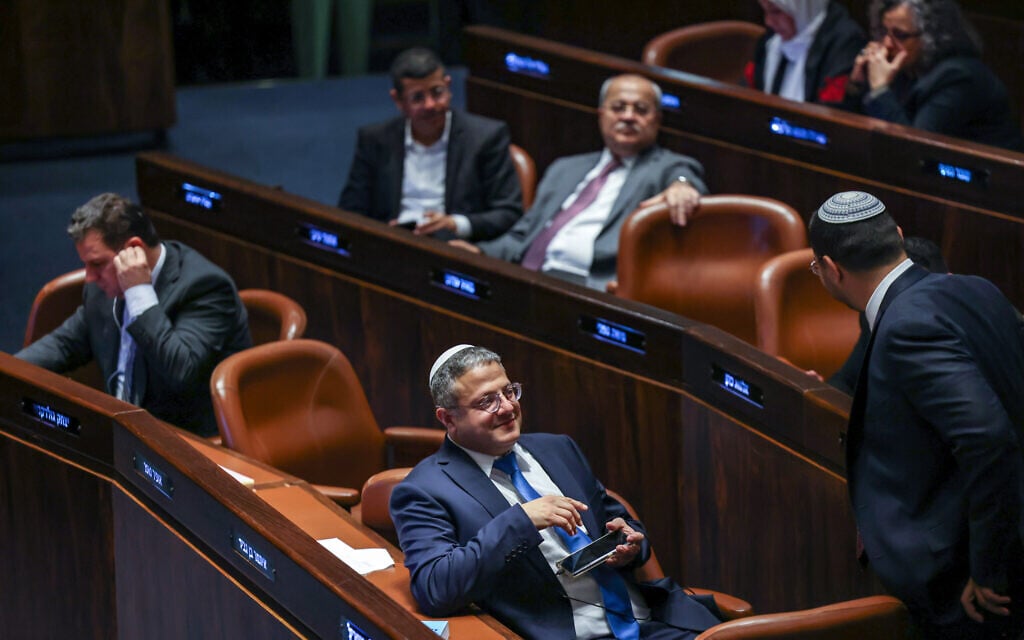 Itamar Ben Gvir, center, is seen during the government's swearing-in at the Knesset plenum on December 29, 2022. (Yonatan Sindel/FLASH90)