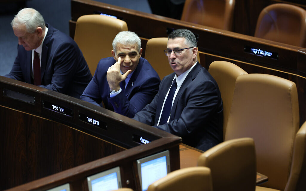 (R-L) Outgoing Justice Minister Gideon Sa'ar, Prime Minister Yair Lapid and Defense Minister Benny Gantz attend the swearing-in ceremony of Prime Minister Benjamin Netanyahu's new government at the Knesset in Jerusalem, December 29, 2022. (Yonatan Sindel/FLASH90)