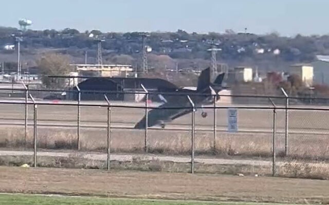 An F-35B jet crashes at the Naval Air Station Joint Reserve Base in Fort Worth, Texas, December 15, 2022. (Screenshot: Twitter) An F-35B jet crashes at the Naval Air Station Joint Reserve Base in Fort Worth, Texas, December 15, 2022. (Screenshot: Twitter)