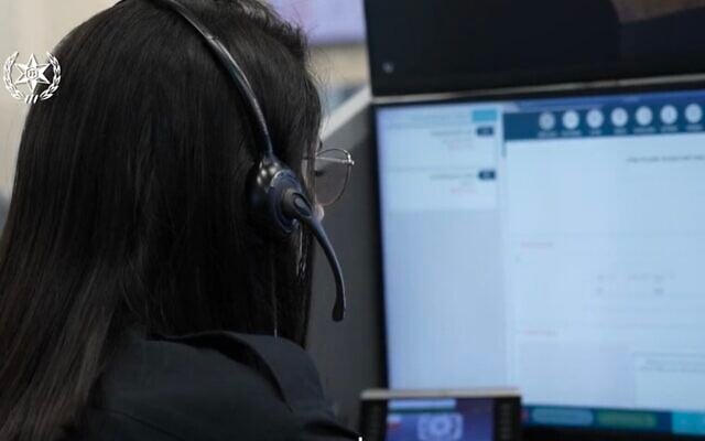 Screen capture from video of a police dispatcher taking a call. (Twitter. Used in accordance with Clause 27a of the Copyright Law) Screen capture from video of a police dispatcher taking a call. (Twitter. Used in accordance with Clause 27a of the Copyright Law)