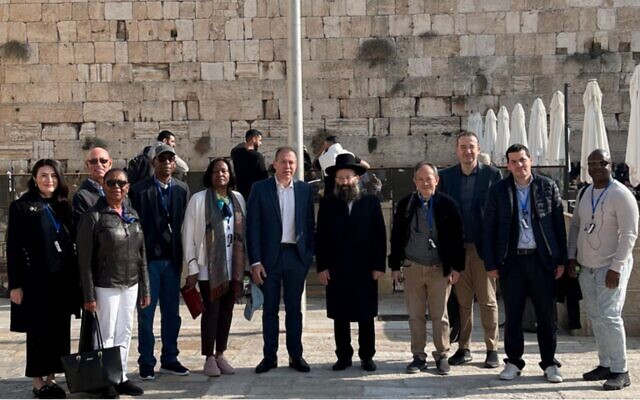 Israeli Ambassador to the UN and Western Wall Rabbi Shmuel Rabinovitch with a group of visiting UN ambassadors at the Western Wall on December 9, 2022. (Courtesy)