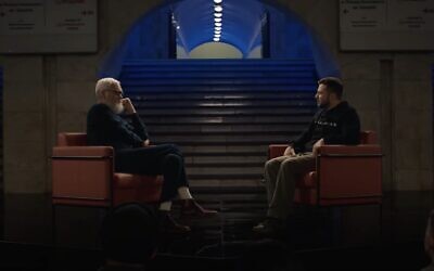 Talk show host David Letterman (L) and Ukrainian President Volodymyr Zelensky speak on a subway platform in Kyiv, for an episode of the Netflix series "My Next Guest Needs No Introduction" that aired on December 12, 2022. (Youtube screenshot: used in accordance with Clause 27a of the Copyright Law)