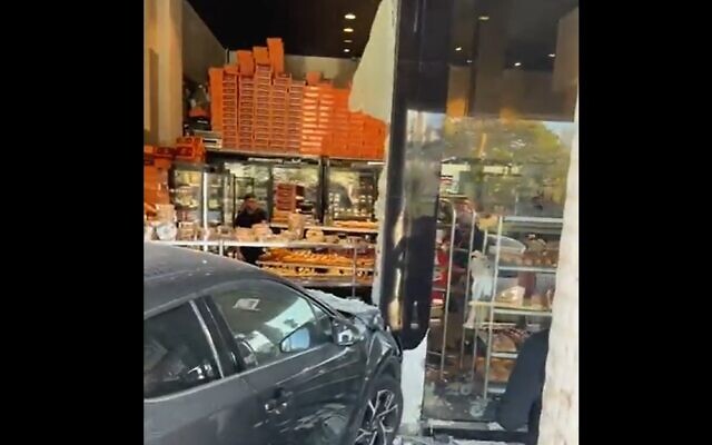A car which crashed into a bakery window in Rishon Lezion on December 18, 2022. (Screenshot used in accordance with Clause 27a of the Copyright Law) A car which crashed into a bakery window in Rishon Lezion on December 18, 2022. (Screenshot used in accordance with Clause 27a of the Copyright Law)