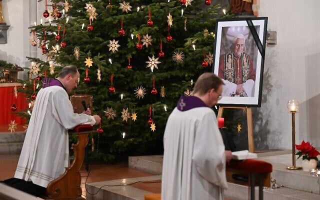 A photograph of late former Pope Emeritus Benedict XVI is seen during a Rosary prayer in the Catholic St Oswald church in his birth town Marktl am Inn, southern Germany, on January 1, 2023, the day after his death (KERSTIN JOENSSON / AFP) A photograph of late former Pope Emeritus Benedict XVI is seen during a Rosary prayer in the Catholic St Oswald church in his birth town Marktl am Inn, southern Germany, on January 1, 2023, the day after his death (KERSTIN JOENSSON / AFP)