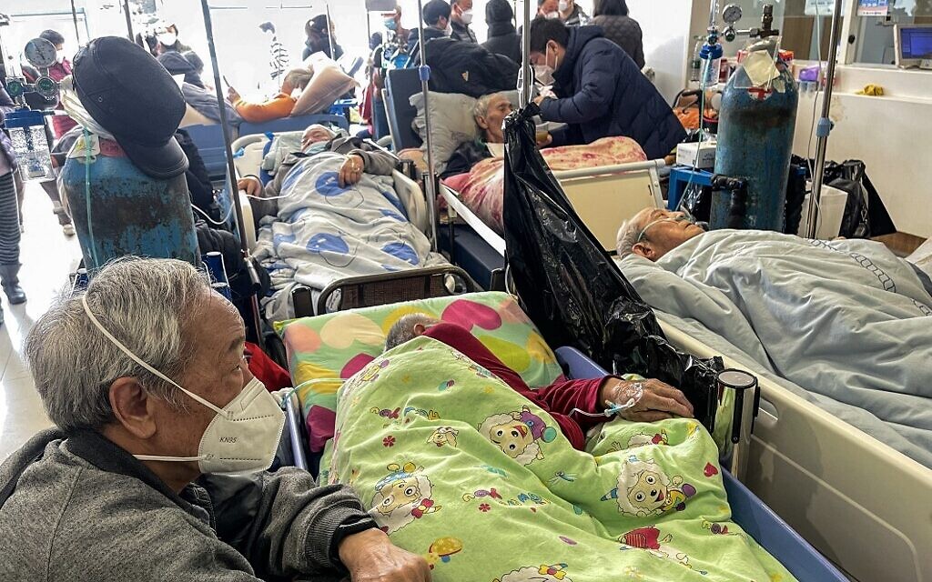 Patients on stretchers are seen at Tongren hospital in Shanghai on January 3, 2023 (Hector RETAMAL / AFP) Patients on stretchers are seen at Tongren hospital in Shanghai on January 3, 2023 (Hector RETAMAL / AFP)