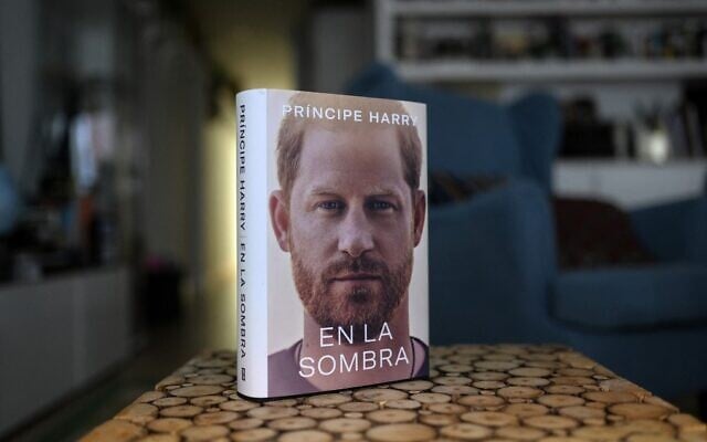 A copy of the "En la sombra" (In the shadow) Spanish version of Britain's Prince Harry's autobiography "Spare" is pictured at a reader's home in Madrid on January 5, 2023, despite the publication date set at January 10 with stringent measures in place. (Oscar Del Pozo/AFP) A copy of the "En la sombra" (In the shadow) Spanish version of Britain's Prince Harry's autobiography "Spare" is pictured at a reader's home in Madrid on January 5, 2023, despite the publication date set at January 10 with stringent measures in place. (Oscar Del Pozo/AFP)
