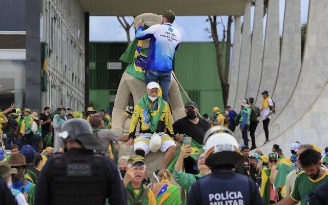 Supporters of Brazilian former President Jair Bolsonaro invade Planalto Presidential Palace in Brasilia on January 8, 2023. (Sergio Lima / AFP) Supporters of Brazilian former President Jair Bolsonaro invade Planalto Presidential Palace in Brasilia on January 8, 2023. (Sergio Lima / AFP)
