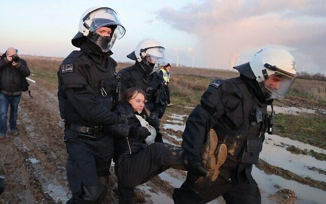 Police officers carry Swedish climate activist Greta Thunberg (C) out of a group of demonstrators and activists in Erkelenz, western Germany, on January 17, 2023, as demonstrations continue against a coal mine extension in the nearby village of Luetzerath (Photo by Christoph Reichwein / dpa / AFP) Police officers carry Swedish climate activist Greta Thunberg (C) out of a group of demonstrators and activists in Erkelenz, western Germany, on January 17, 2023, as demonstrations continue against a coal mine extension in the nearby village of Luetzerath (Photo by Christoph Reichwein / dpa / AFP)