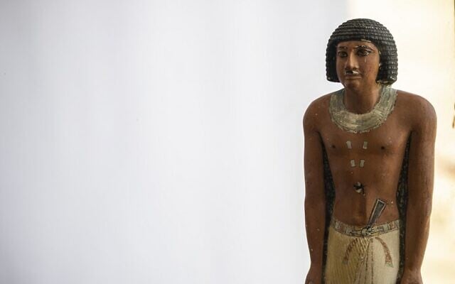 A pharaoh statue on display during a press conference at the Saqqara archaeological site, south of Cairo on January 26, 2023. (Khaled DESOUKI / AFP)