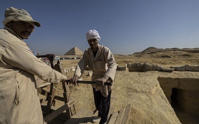 Egyptian antiquities workers dig at the Saqqara archaeological site, south of Cairo on January 26, 2023. (Khaled DESOUKI / AFP)