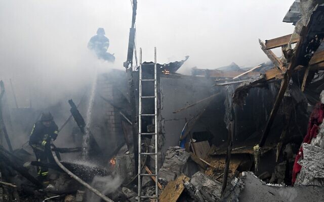 Ukrainian firefighters douse flames in a burning house following Russian shelling in the city of Kherson, on January 29, 2023. (Genya SAVILOV / AFP) Ukrainian firefighters douse flames in a burning house following Russian shelling in the city of Kherson, on January 29, 2023. (Genya SAVILOV / AFP)