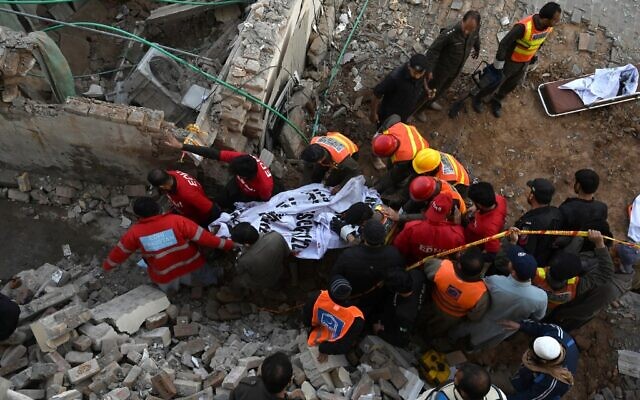 Rescue workers carry the remains of blast victims from the debris of a damaged mosque after an explosion inside the police headquarters in Peshawar on January 30, 2023. (Abdul MAJEED / AFP) Rescue workers carry the remains of blast victims from the debris of a damaged mosque after an explosion inside the police headquarters in Peshawar on January 30, 2023. (Abdul MAJEED / AFP)
