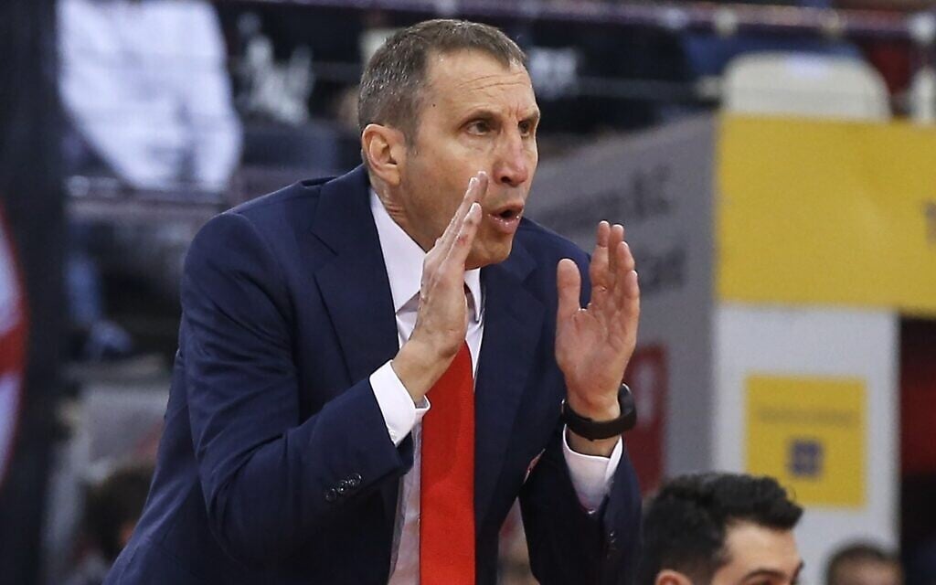 Head coach David Blatt of Olympiacos gives tactics to his players during Turkish Airlines Euroleague week 27 basketball match between Olympiacos and Bayern Munich Athens, Greece, March 19, 2019. (Ayhan Mehmet/Anadolu Agency/Getty Images via JTA)