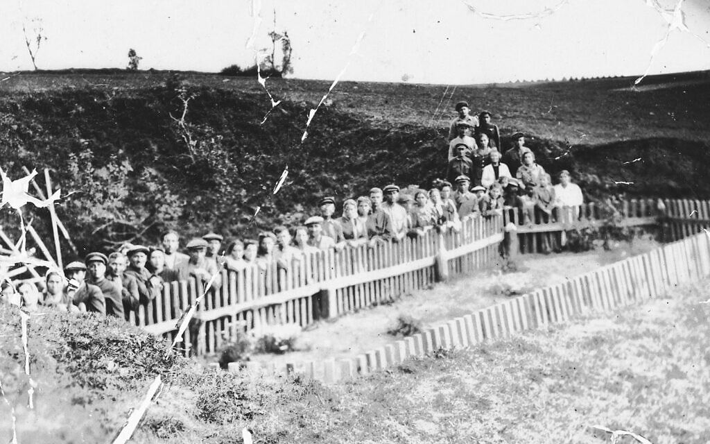 Members of the Bielski partisan group stands by the site of a mass grave shortly after liberation in Poland, 1945. (Courtesy of Photo Archivist, Archival Affairs Branch, The David M. Rubenstein National Institute for Holocaust Documentation, United States Holocaust Memorial Museum)