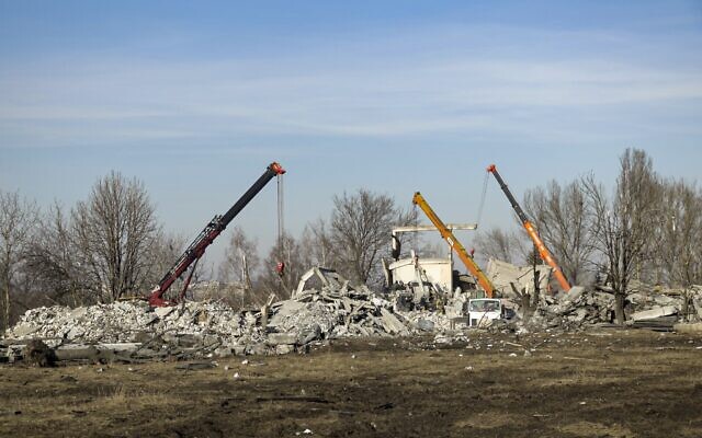Workers clean rubbles after Ukrainian rocket strike in Makiivka, in Russian-controlled Donetsk region, eastern Ukraine, January 3, 2023. (AP Photo) Workers clean rubbles after Ukrainian rocket strike in Makiivka, in Russian-controlled Donetsk region, eastern Ukraine, January 3, 2023. (AP Photo)