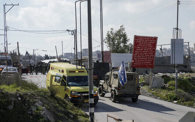 Israeli security forces examine the scene of a shooting near the West Bank town of Halhul, January 17, 2023. (AP Photo/Mahmoud Illean) Israeli security forces examine the scene of a shooting near the West Bank town of Halhul, January 17, 2023. (AP Photo/Mahmoud Illean)