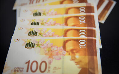 Illustrative: 100 shekel banknotes, seen December 31, 2017. (Nati Shohat/Flash90)
