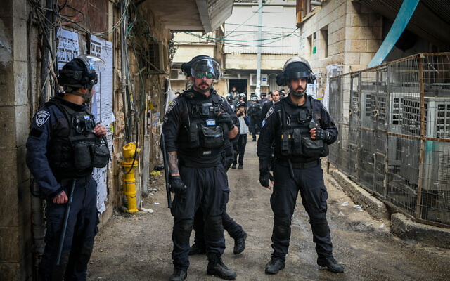 Illustrative: Police officers operate in Jerusalem, December 20, 2022. (Arie Leib Abrams/Flash90)