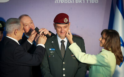 Prime Minister Benjamin Netanyahu. Defense Minister Yoav Gallant, and Herzi Halevi's wife, Sharon award the incoming IDF chief with the rank of lieutenant general at the Prime Minister's Office in Jerusalem, January 16, 2023. (Alex Kolomoisky/POOL)