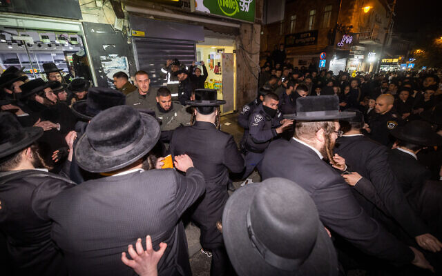 Police clash with ultra-Orthodox Jews protesting against a cellphone shop in Jerusalem's Geula neighborhood on January 16, 2023. (Yonatan Sindel/Flash90) Police clash with ultra-Orthodox Jews protesting against a cellphone shop in Jerusalem's Geula neighborhood on January 16, 2023. (Yonatan Sindel/Flash90)