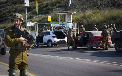 Israeli security forces inspect the scene of an attempted stabbing attack, near Kedumim, in the West Bank, on January 25, 2023. (Hillel Maeir/Flash90)