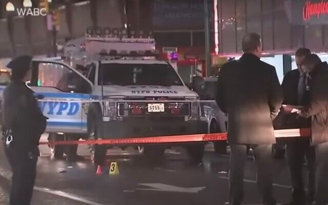Screen capture from video of the scene of a machete attack on police at Times Square in New York, December 31, 2022. (YouTube. Used in accordance with Clause 27a of the Copyright Law) Screen capture from video of the scene of a machete attack on police at Times Square in New York, December 31, 2022. (YouTube. Used in accordance with Clause 27a of the Copyright Law)