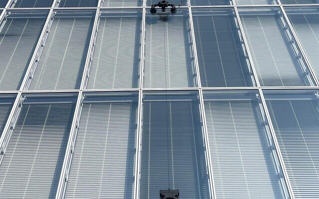 Israeli startup Verobotics develops autonomous AI-powered robots used to clean and inspect the facades of high-rise buildings. (Courtesy) Israeli startup Verobotics develops autonomous AI-powered robots used to clean and inspect the facades of high-rise buildings. (Courtesy)