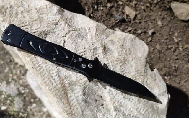 A switchblade knife found in the possession of a teenage resident of Issawiya suspected of planning a stabbing attack, January 21, 2023. (Israel Police) A switchblade knife found in the possession of a teenage resident of Issawiya suspected of planning a stabbing attack, January 21, 2023. (Israel Police)
