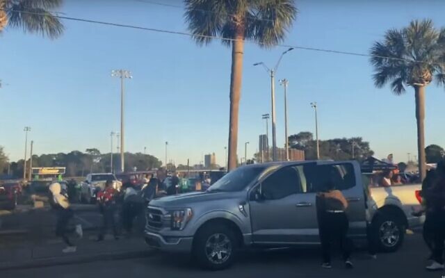 Screen capture from video of people running for cover as shots ring out during a Martin Luther King Jr. Day event in Fort Pierce, Florida, January 16, 2023. (YouTube. Used in accordance with Clause 27a of the Copyright Law) Screen capture from video of people running for cover as shots ring out during a Martin Luther King Jr. Day event in Fort Pierce, Florida, January 16, 2023. (YouTube. Used in accordance with Clause 27a of the Copyright Law)