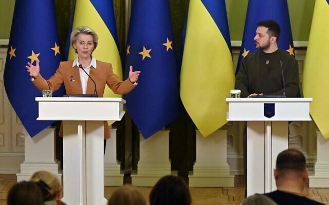 Ukrainian President Volodymyr Zelensky and President of the European Commission Ursula von der Leyen give a joint press conference after talks in Kyiv on February 2, 2023. (Sergei SUPINSKY / AFP) Ukrainian President Volodymyr Zelensky and President of the European Commission Ursula von der Leyen give a joint press conference after talks in Kyiv on February 2, 2023. (Sergei SUPINSKY / AFP)