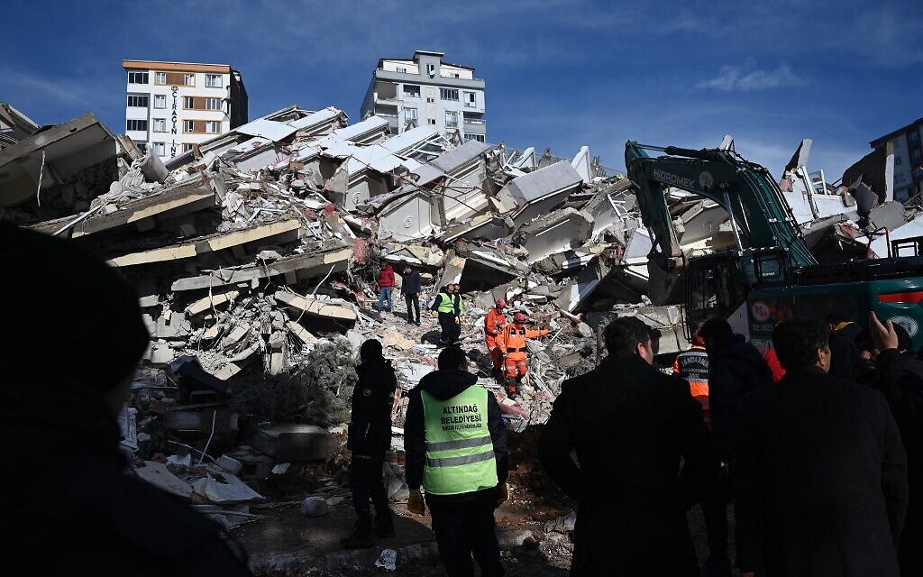 Rescuers carry out search operations through the rubble of collapsed buildings in Kahramanmaras, on February 7, 2023, a day after a 7.8-magnitude earthquake struck southeast Turkey. (Photo by OZAN KOSE / AFP)
