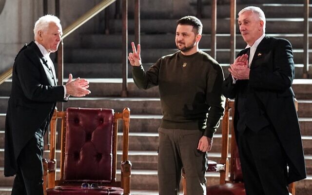 Ukraine's President Volodymyr Zelensky gives a peace sign as he is applauded following his address to British MPs in Westminster Hall in central London on February 8, 2023. (Stefan Rousseau / POOL / AFP) Ukraine's President Volodymyr Zelensky gives a peace sign as he is applauded following his address to British MPs in Westminster Hall in central London on February 8, 2023. (Stefan Rousseau / POOL / AFP)
