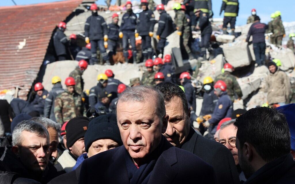 Turkish President Recep Tayyip Erdogan tours the site of destroyed buildings during his visit to the city of Kahramanmaras in southeast Turkey, two days after the severe earthquake that hit the region, on February 8, 2023. (Adem ALTAN / AFP) Turkish President Recep Tayyip Erdogan tours the site of destroyed buildings during his visit to the city of Kahramanmaras in southeast Turkey, two days after the severe earthquake that hit the region, on February 8, 2023. (Adem ALTAN / AFP)