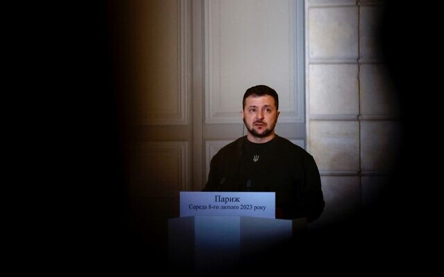 Ukrainian President Volodymyr Zelensky addresses a joint press conference with France's President Emmanuel Macron and German Chancellor Olaf Scholz at the Elysee presidential Palace in Paris on February 8, 2023. (SARAH MEYSSONNIER / POOL / AFP) Ukrainian President Volodymyr Zelensky addresses a joint press conference with France's President Emmanuel Macron and German Chancellor Olaf Scholz at the Elysee presidential Palace in Paris on February 8, 2023. (SARAH MEYSSONNIER / POOL / AFP)