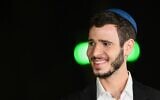 Channel 12 News reporter Yair Cherki reports live from the Western Wall in the Old City of Jerusalem, as tens of thousands of people arrive for a final forgiveness prayer, early on Oct. 4, 2022. (Arie Leib Abrams/Flash90)