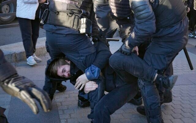 Russian police detain an antiwar protester in St. Petersburg, Russia, Saturday, September 24, 2022. (AP Photo, File) Russian police detain an antiwar protester in St. Petersburg, Russia, Saturday, September 24, 2022. (AP Photo, File)