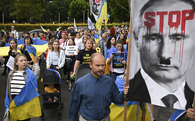 Members of Sydney's Ukraine community hold a candle light vigil to commemorate the one-year anniversary of Russia's invasion of Ukraine, in front of St. Mary's Cathedral in Sydney, February 23, 2023. (Dean Lewins/AAP Image via AP)