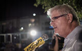 File: Ze'ev Raz speaks during a protest against a controversial agreement reached between the government and large energy companies over natural gas production, Tel Aviv, on November 28, 2015. (Tomer Neuberg/Flash90)